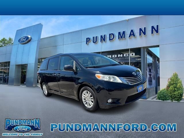 2017 Toyota Sienna XLE 7-Passenger Auto Access Seat — photo 1 of 13