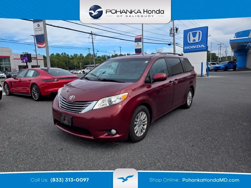 2017 Toyota Sienna XLE 7-Passenger Auto Access Seat — photo 1 of 13