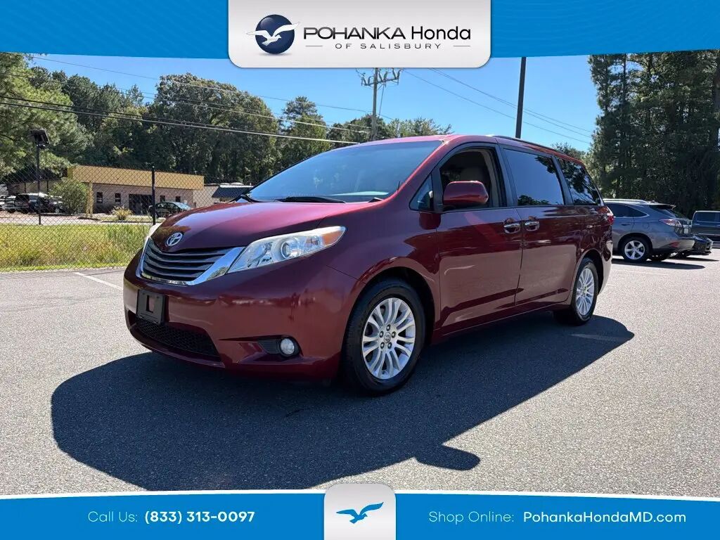 2017 Toyota Sienna XLE 7-Passenger Auto Access Seat — photo 1 of 13