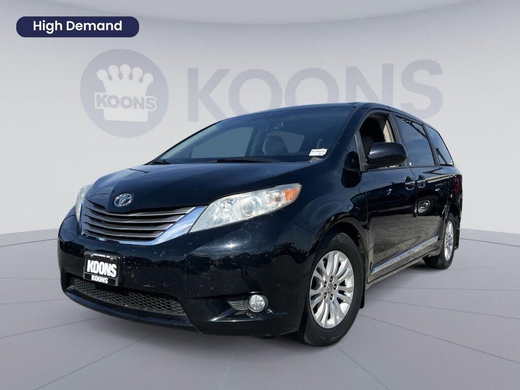 2017 Toyota Sienna XLE 7-Passenger Auto Access Seat — photo 1 of 1