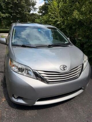 2017 Toyota Sienna XLE 7-Passenger Auto Access Seat — photo 1 of 10