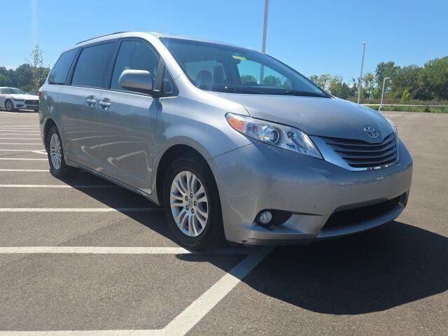 2017 Toyota Sienna XLE 7-Passenger Auto Access Seat