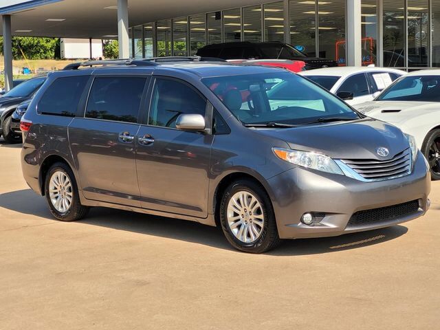 2017 Toyota Sienna XLE Auto Access Seat