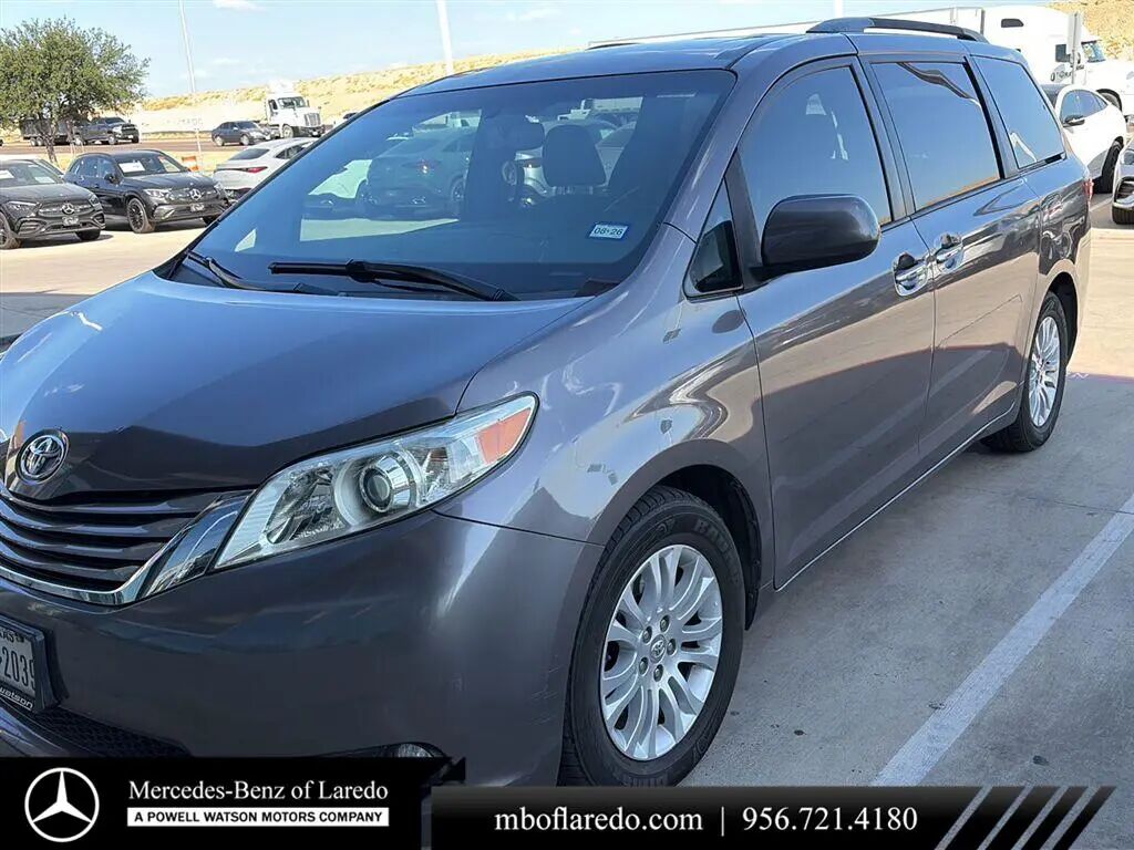 2017 Toyota Sienna XLE Premium 8-Passenger — photo 1 of 16