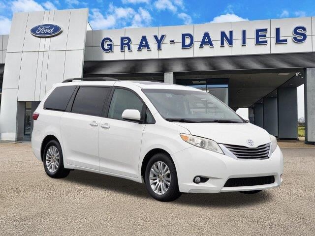 2017 Toyota Sienna XLE 7-Passenger Auto Access Seat