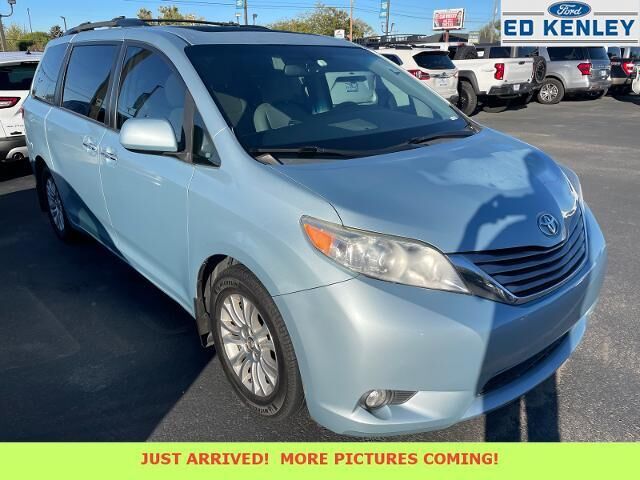 2017 Toyota Sienna XLE 7-Passenger Auto Access Seat