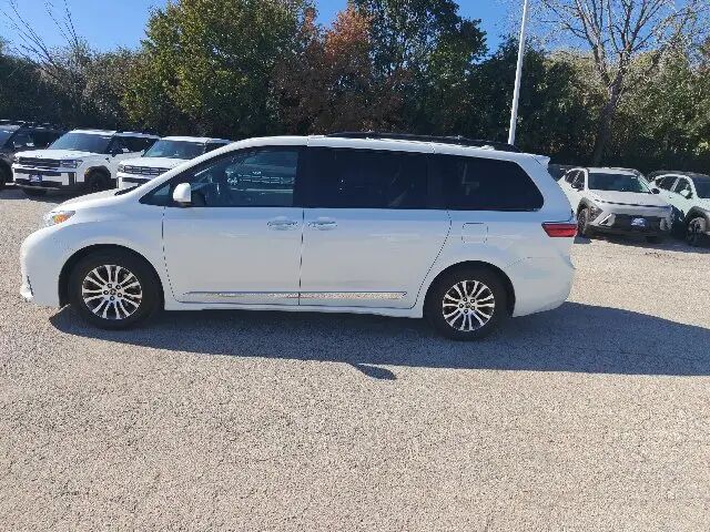 2019 Toyota Sienna XLE 7-Passenger Auto Access Seat