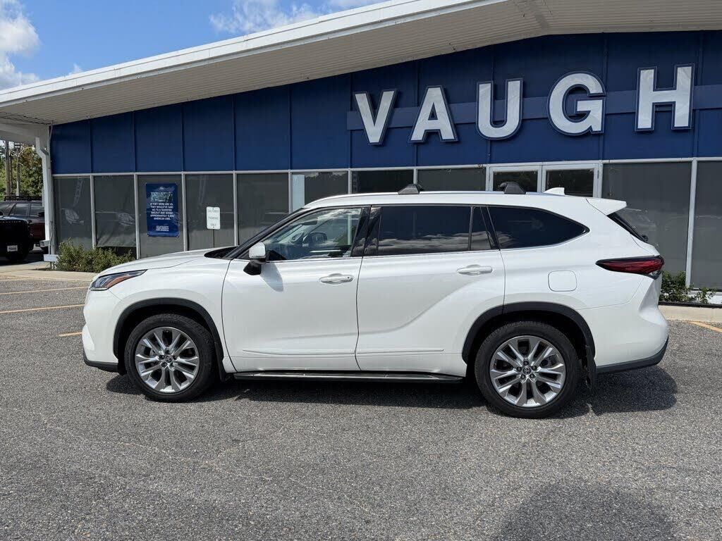 2021 Toyota Highlander Limited — photo 1 of 2