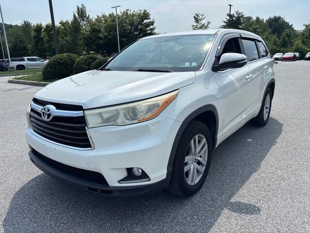 2014 Toyota Highlander LE — photo 1 of 3