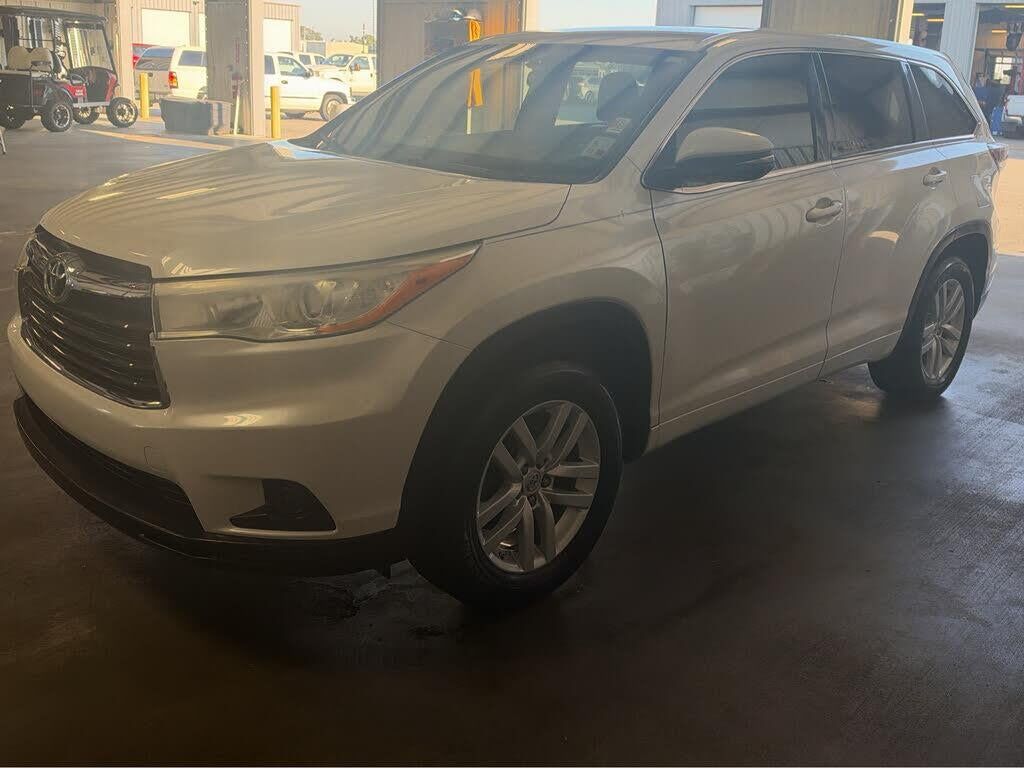 2014 Toyota Highlander LE — photo 1 of 1
