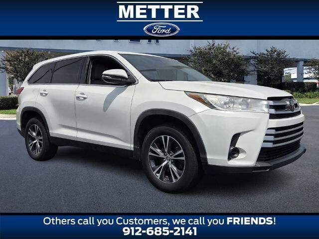 2019 Toyota Highlander LE — photo 1 of 13