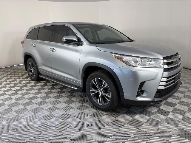 2017 Toyota Highlander LE — photo 1 of 17