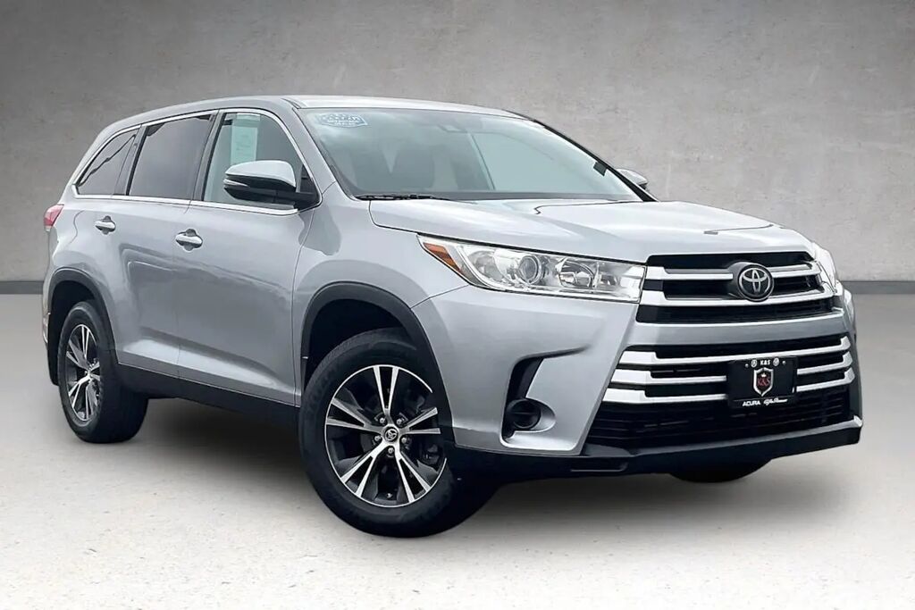 2019 Toyota Highlander LE — photo 1 of 6