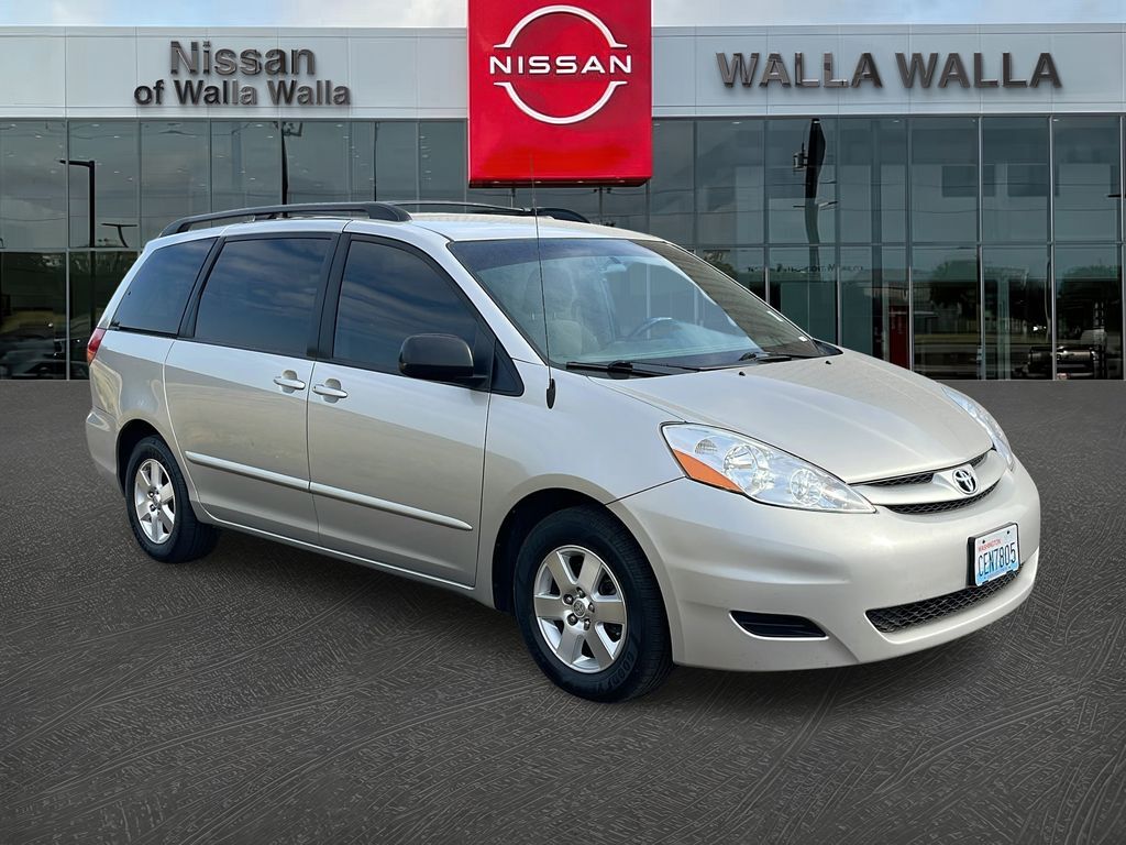 2009 Toyota Sienna — photo 1 of 13