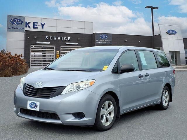 2015 Toyota Sienna L 7-Passenger — photo 1 of 1