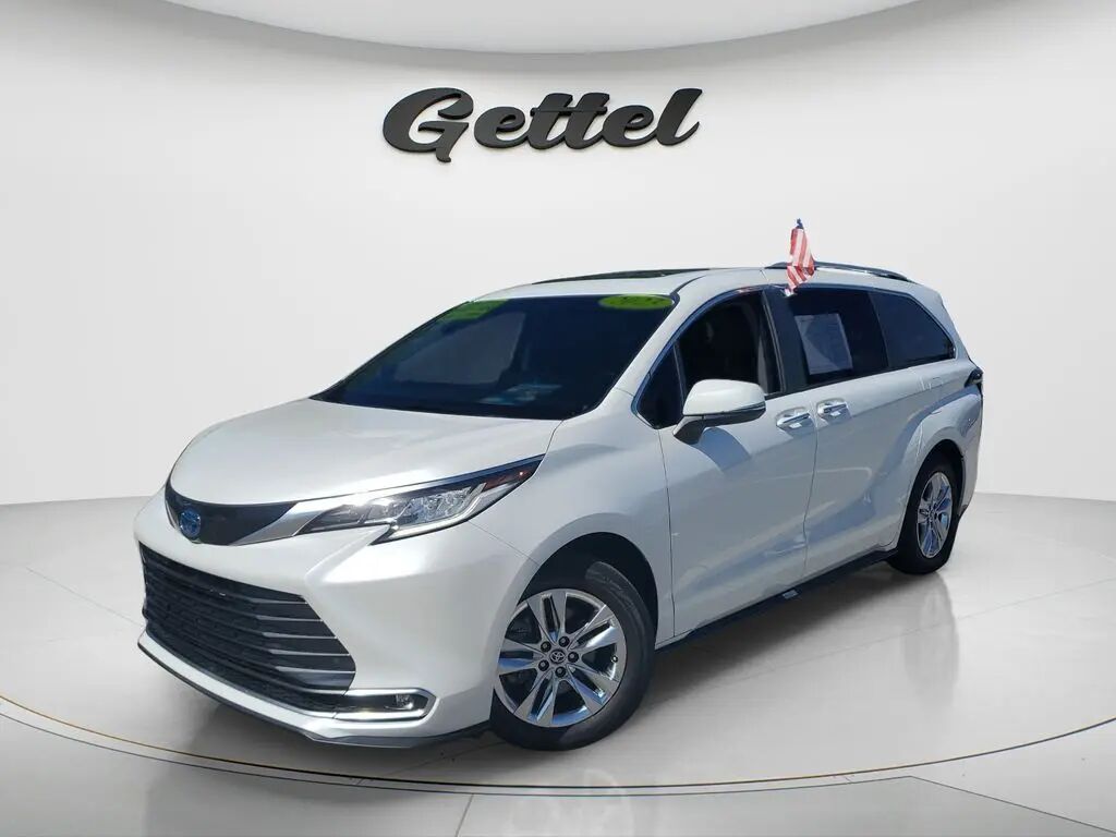 2023 Toyota Sienna Limited 7-Passenger — photo 1 of 39