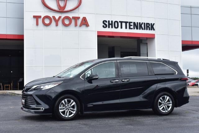 2021 Toyota Sienna Limited 7-Passenger — photo 1 of 13