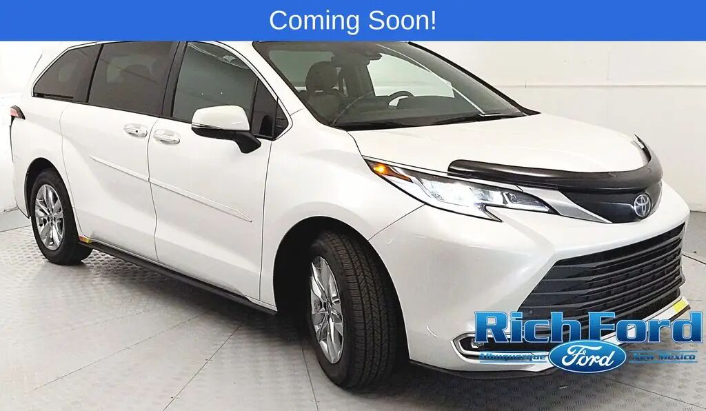 2025 Toyota Sienna Limited 7-Passenger — photo 1 of 13