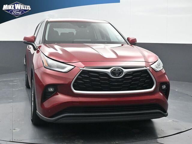 2020 Toyota Highlander LE — photo 1 of 8
