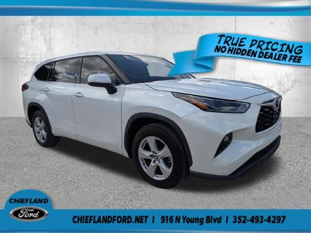 2022 Toyota Highlander LE — photo 1 of 13