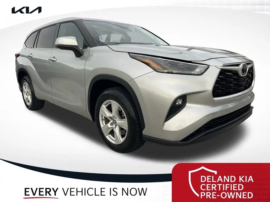 2022 Toyota Highlander LE — photo 1 of 13