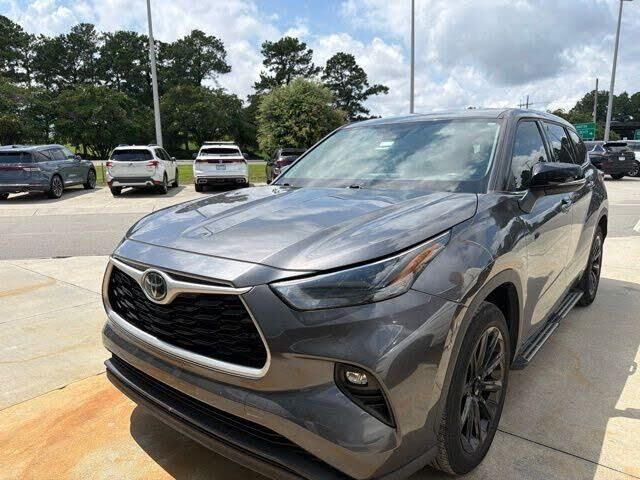 2022 Toyota Highlander LE — photo 1 of 1