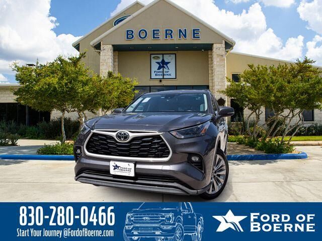 2022 Toyota Highlander LE — photo 1 of 26