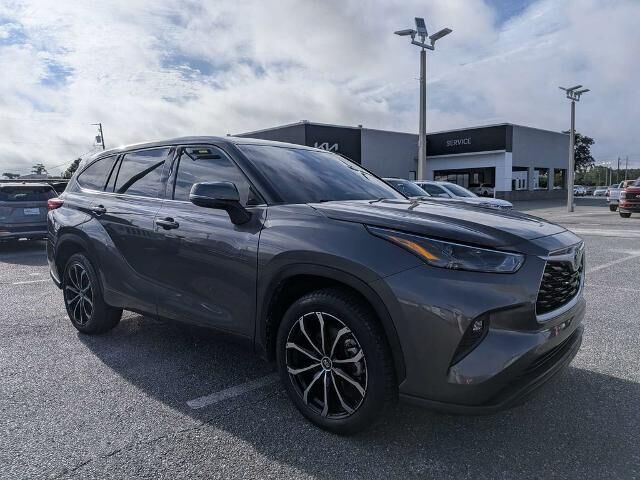 2022 Toyota Highlander LE