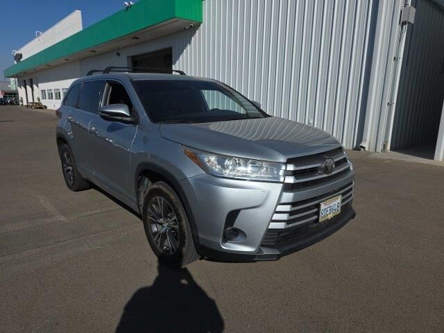 2018 Toyota Highlander LE — photo 1 of 5