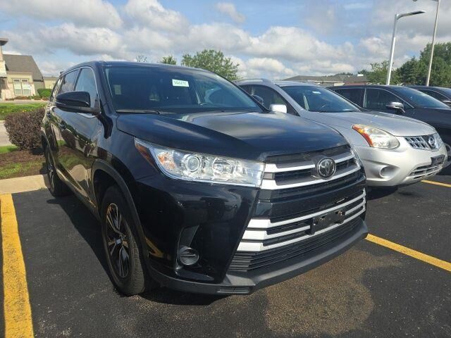 2019 Toyota Highlander LE — photo 1 of 1