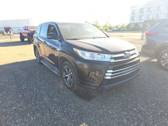 2017 Toyota Highlander LE — photo 1 of 3