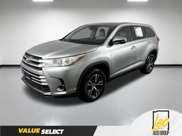 2019 Toyota Highlander LE — photo 1 of 1