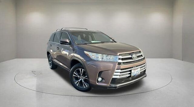 2018 Toyota Highlander LE — photo 1 of 1
