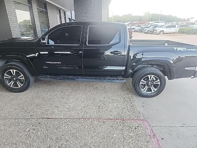 2017 Toyota Tacoma TRD Sport — photo 1 of 10