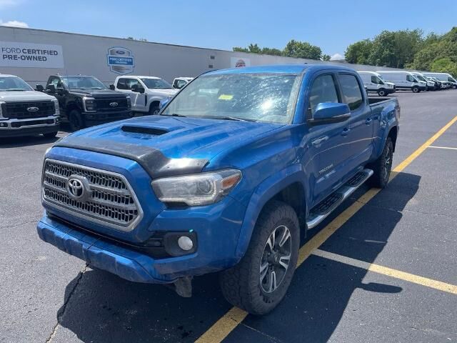 2016 Toyota Tacoma SR5 V6 — photo 1 of 10