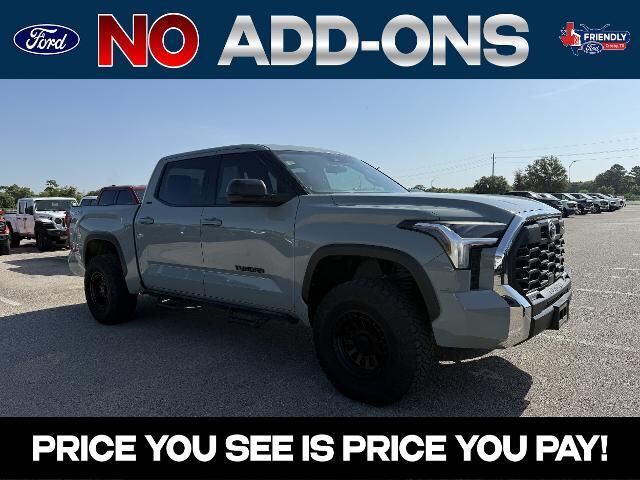 2022 Toyota Tundra SR5 — photo 1 of 10
