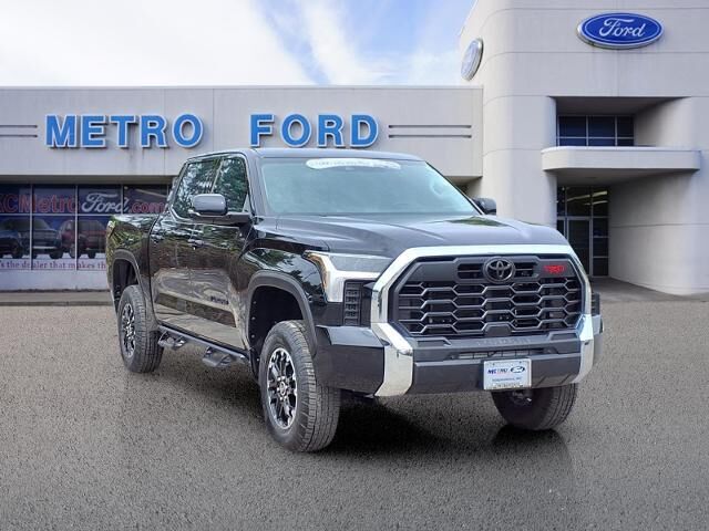 2024 Toyota Tundra SR5 — photo 1 of 11