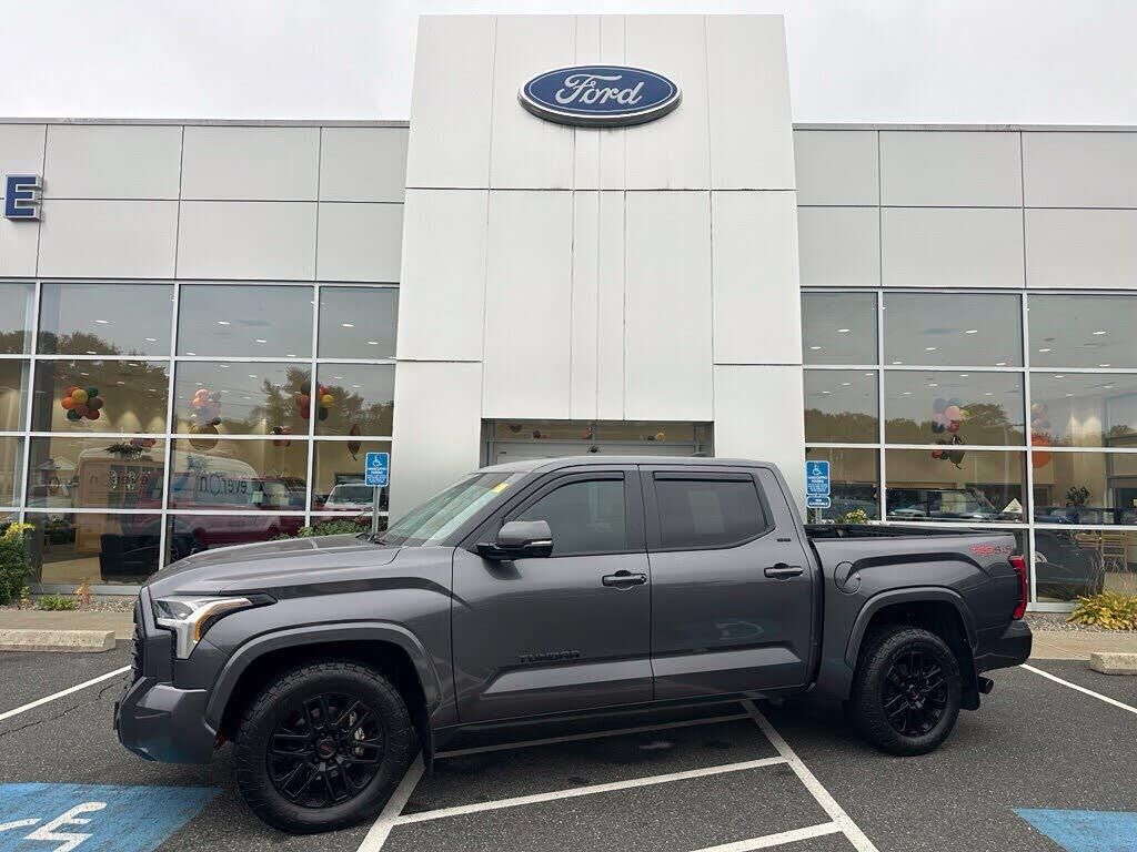 2024 Toyota Tundra SR5 — photo 1 of 1