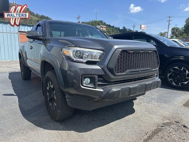 2016 Toyota Tacoma SR5 V6 — photo 1 of 22