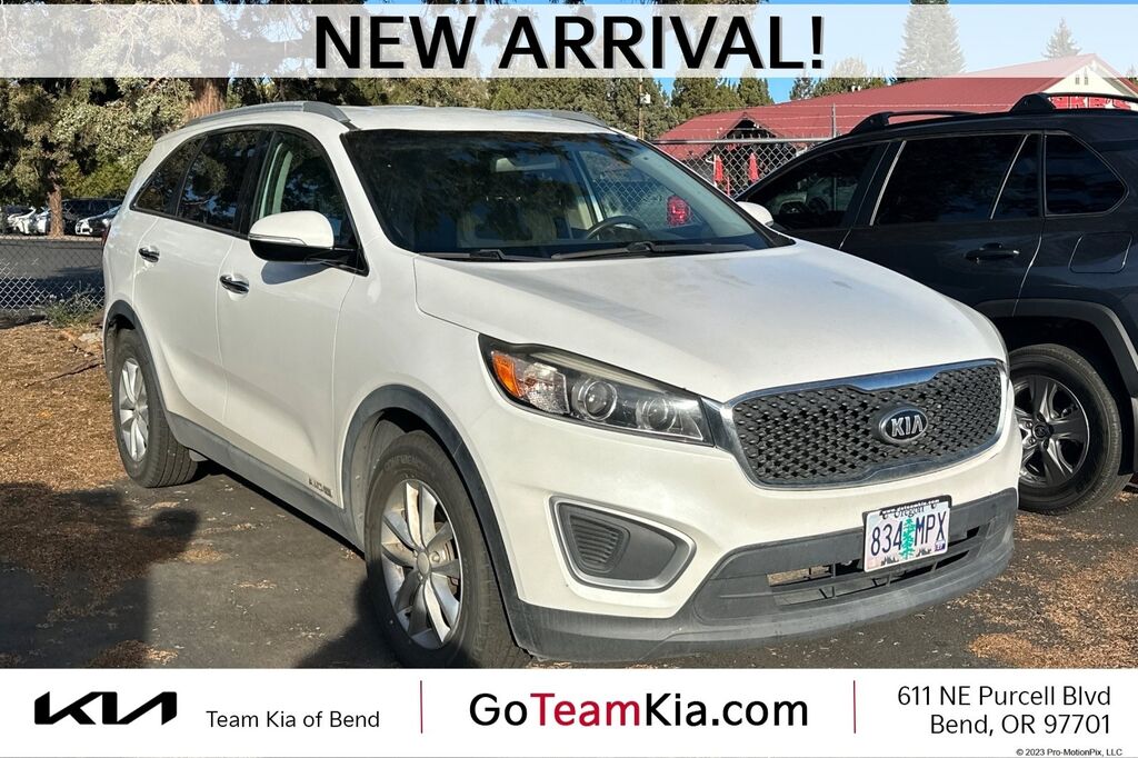 2017 Kia Sorento LX — photo 1 of 4