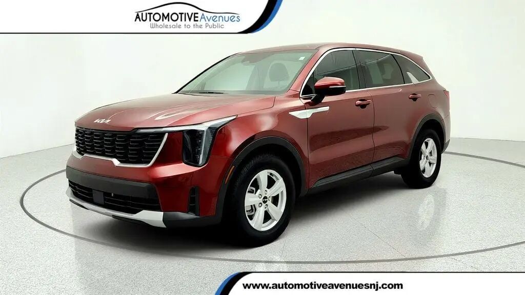 2025 Kia Sorento LX — photo 1 of 13