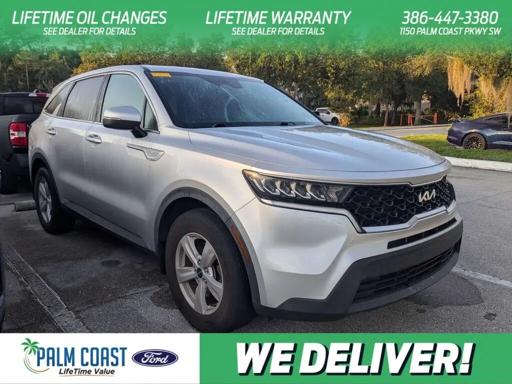2022 Kia Sorento LX — photo 1 of 3
