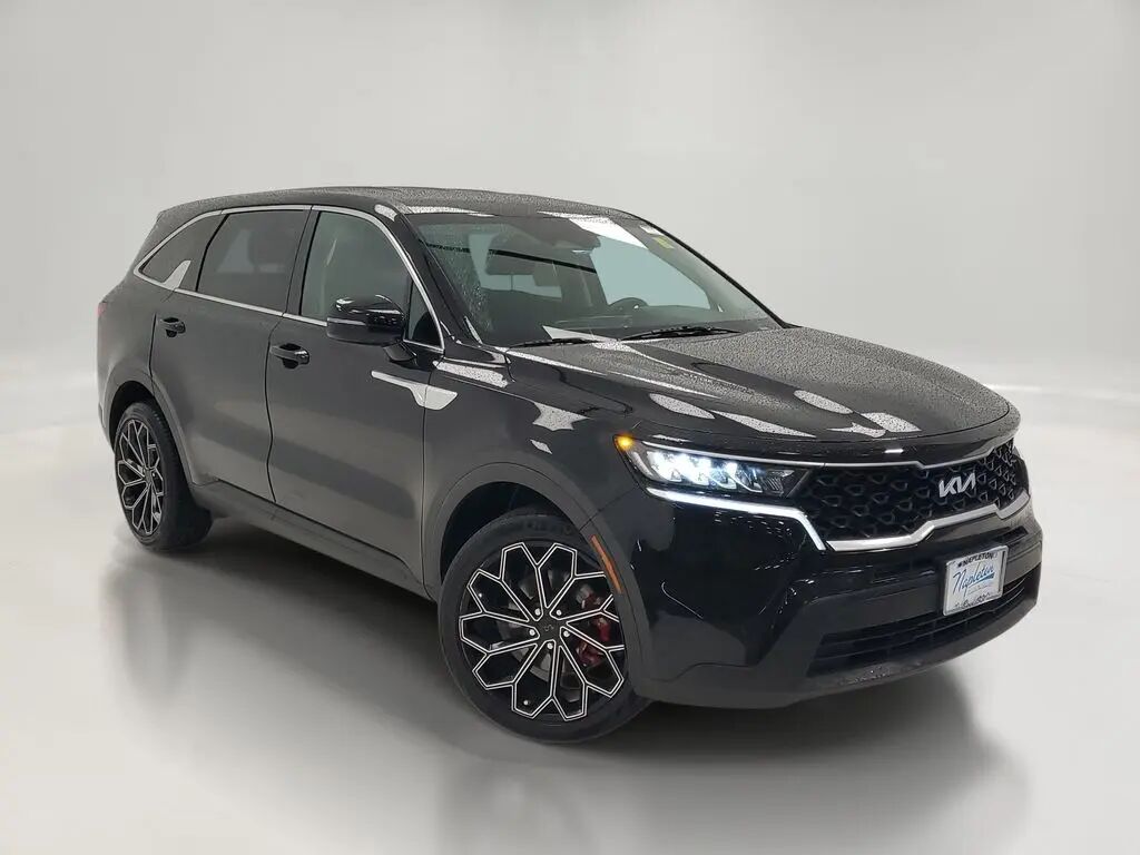 2022 Kia Sorento LX — photo 1 of 13