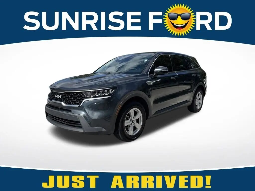 2023 Kia Sorento LX — photo 1 of 39