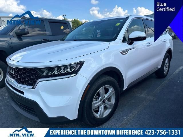 2023 Kia Sorento LX — photo 1 of 9