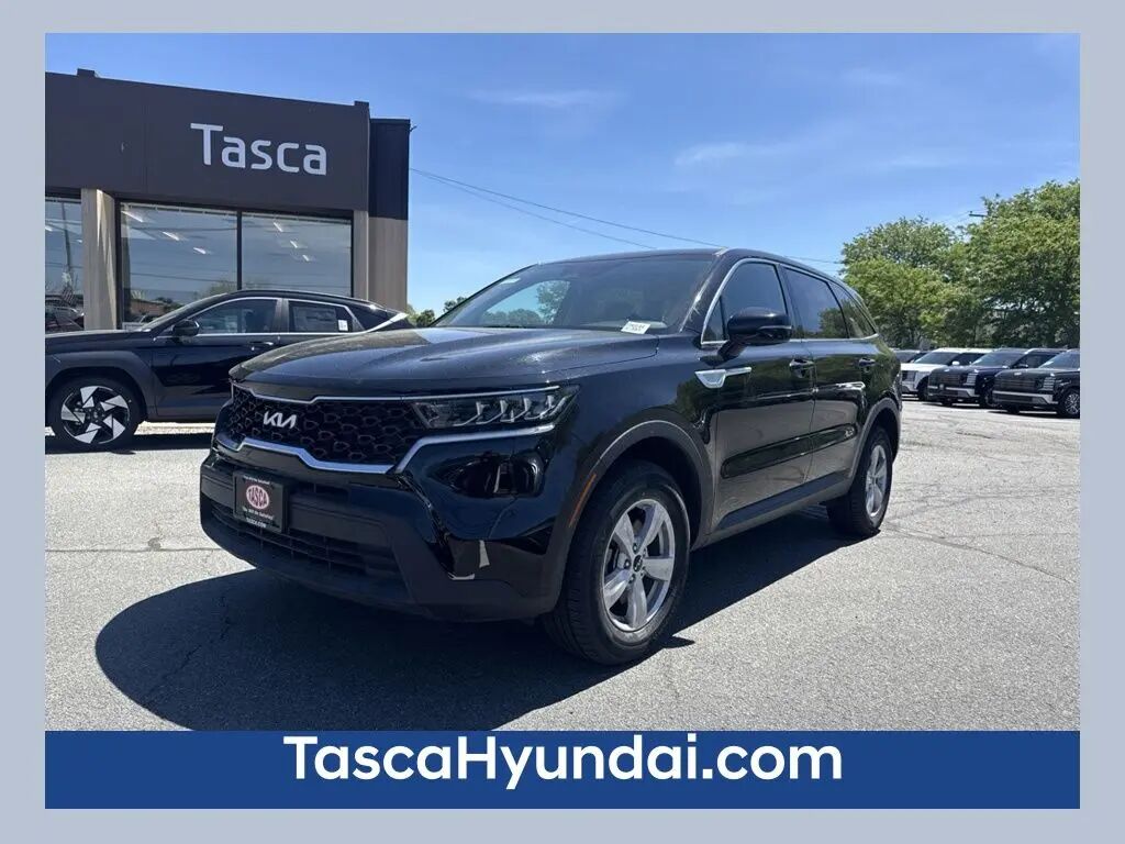 2023 Kia Sorento LX — photo 1 of 13