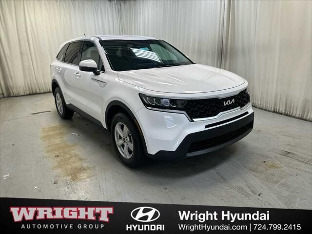 2023 Kia Sorento LX — photo 1 of 13