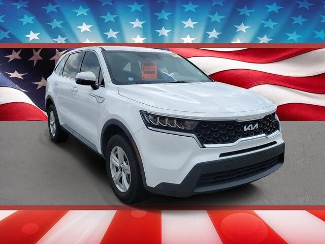 2023 Kia Sorento LX — photo 1 of 6