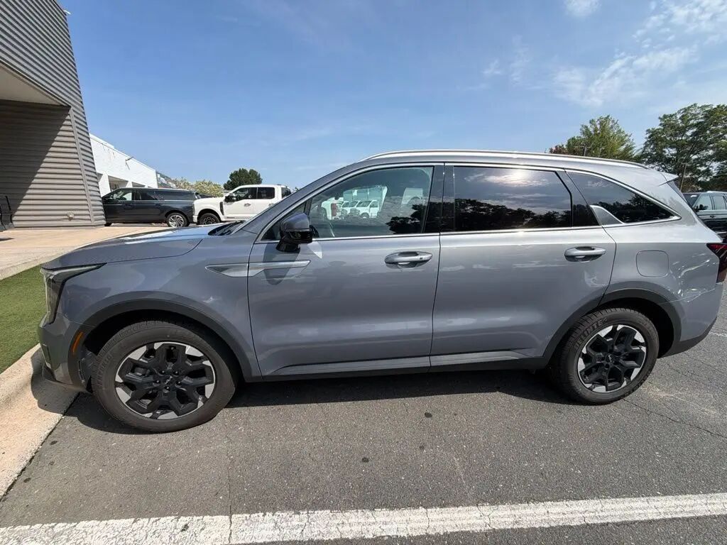 2024 Kia Sorento S — photo 1 of 17