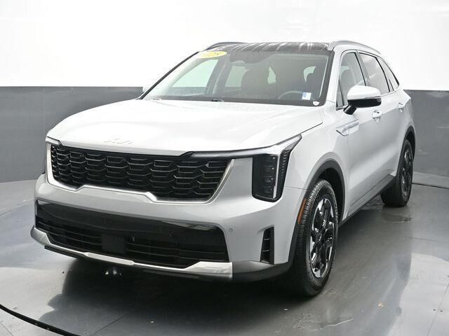 2025 Kia Sorento S — photo 1 of 13